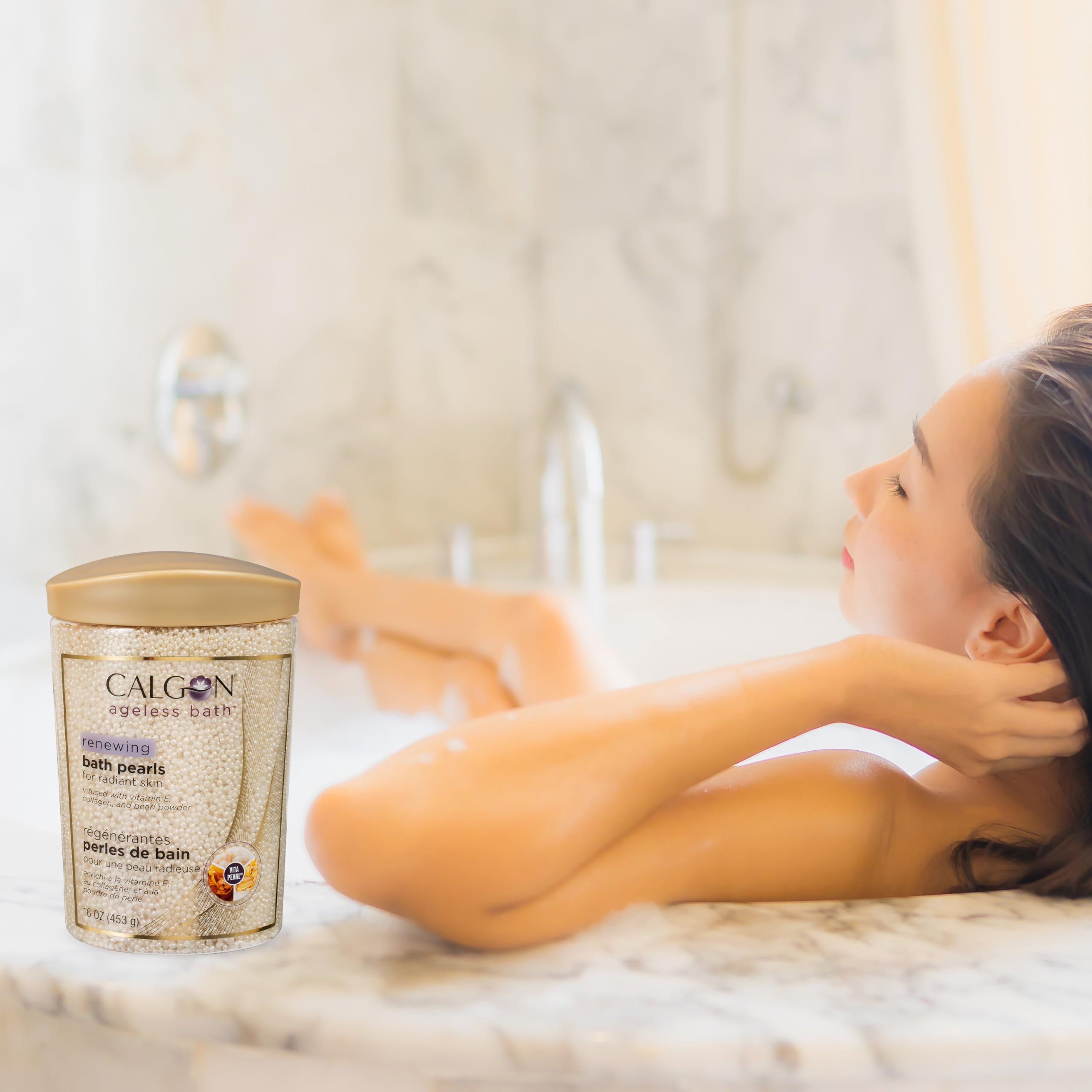Éclat accru pour votre peau avec Calgon Ageless Renewing Pearls après baignade.