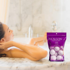 Bouffies Calgon Lavande Miel près de la baignoire, texture douce et hydratante.