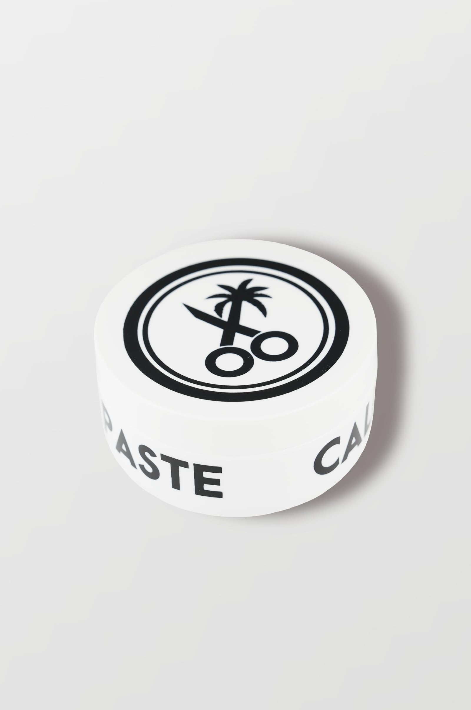 California Born Styling Paste – bouteille pratique, texture flexible pour tous types de cheveux.