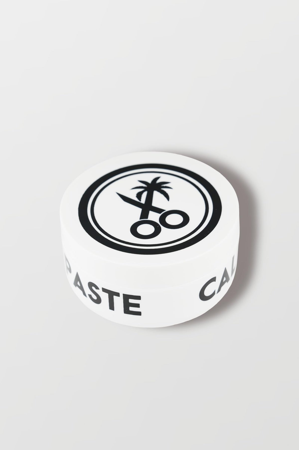 California Born Styling Paste – bouteille pratique, texture flexible pour tous types de cheveux.