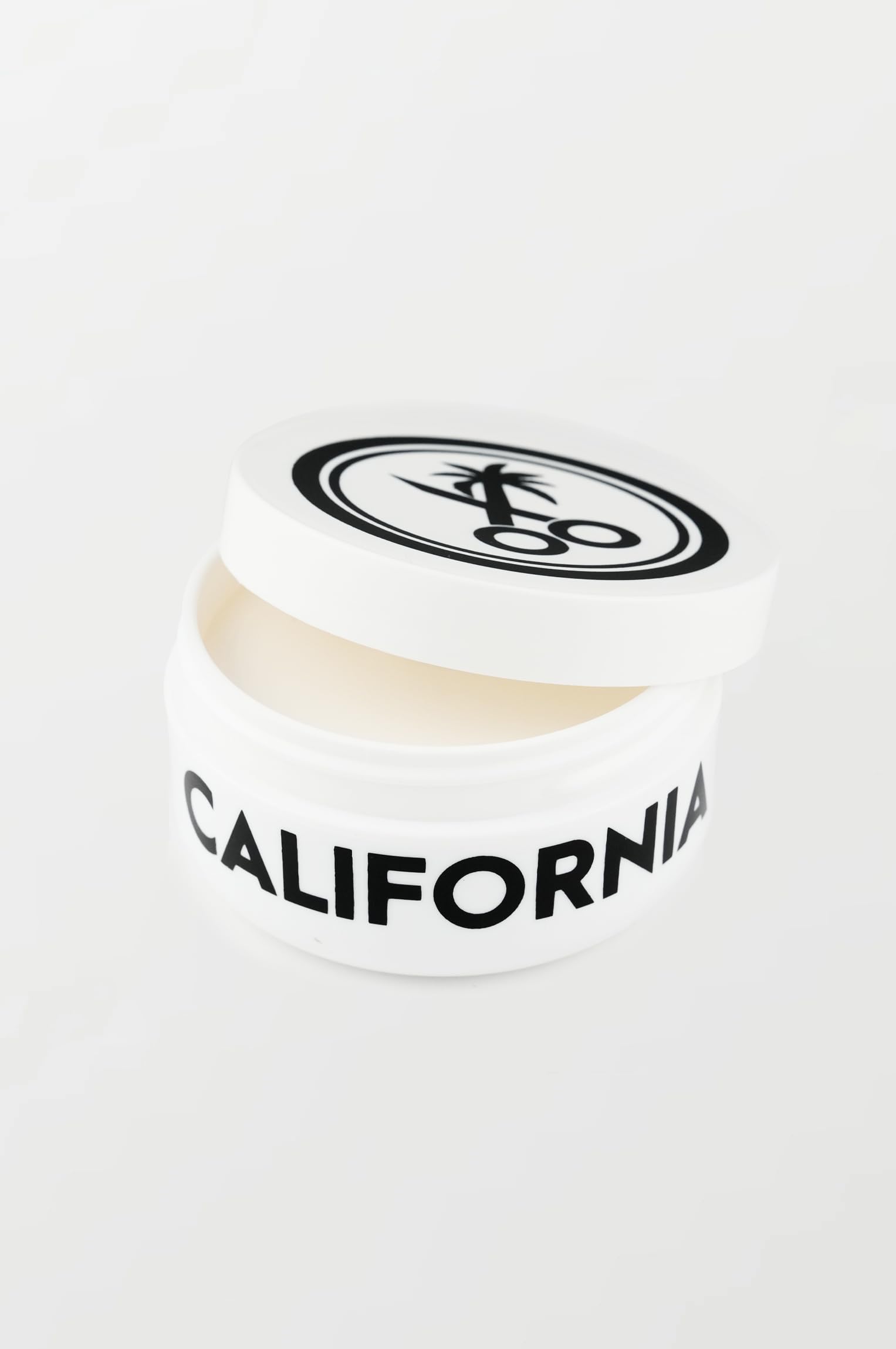 California Born Styling Paste – finition matte et brillance naturelle.