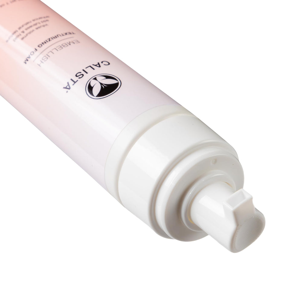 Texture naturelle mise en valeur par la mousse Embellish sur cheveux propres.