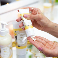 Camille Beckman application crème mains, absorption rapide sans résidu gras.