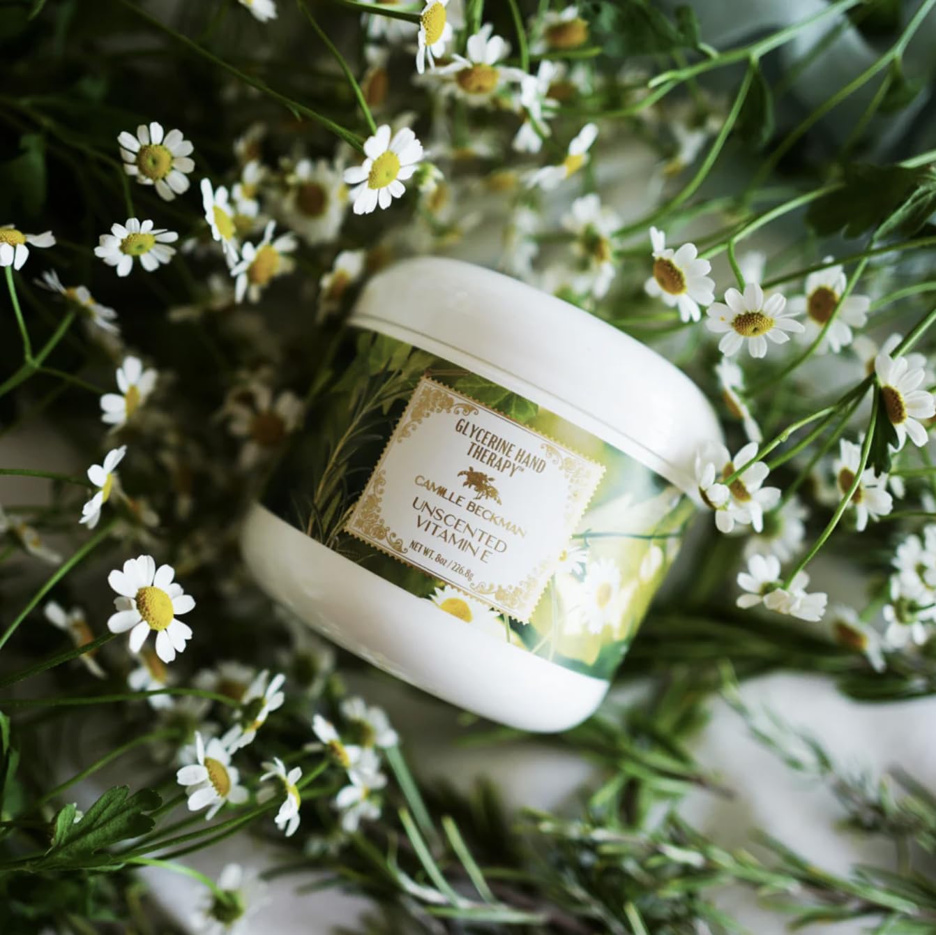 Crème mains Camille Beckman application douce pour soin quotidien.