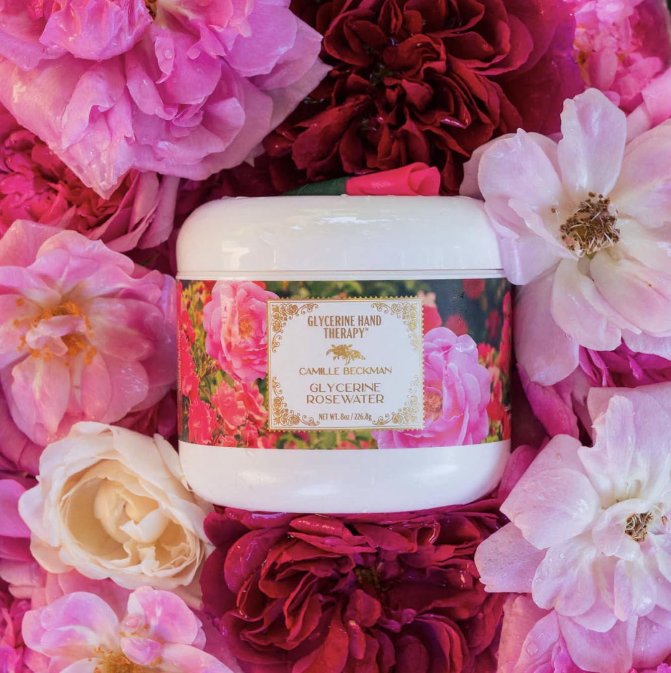 Texture soyeuse de la crème mains glycérine eau de rose pour nourrir la peau