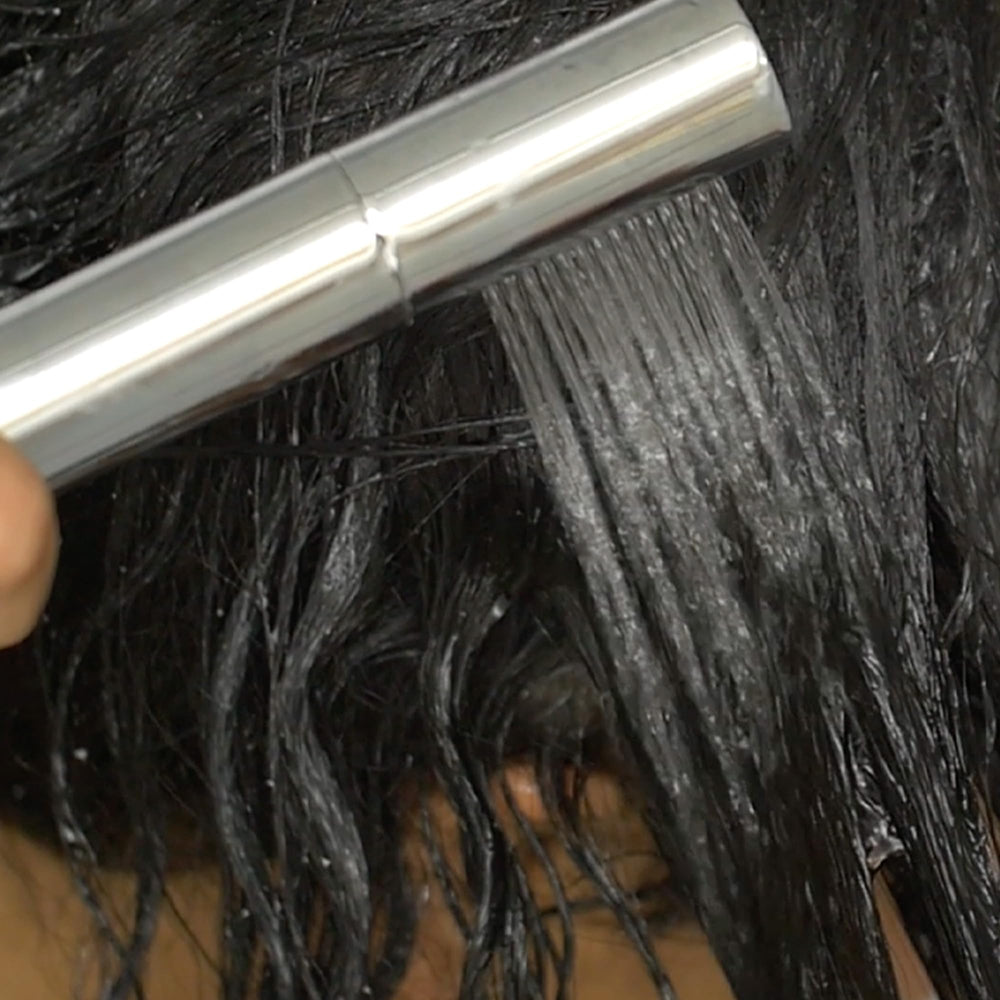 Appliquer sur cheveux secs ou humides avec Algae Renew, démêlage facilité.