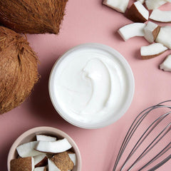 Application sur cheveux mouillés – torsades pour une coiffure durable.