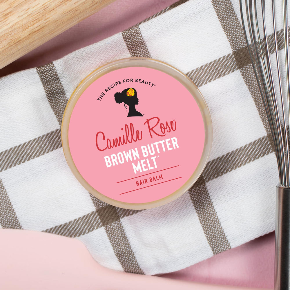 Application du Camille Rose Brown Butter Melt sur cheveux, réduction des frisottis et coiffage facilité.
