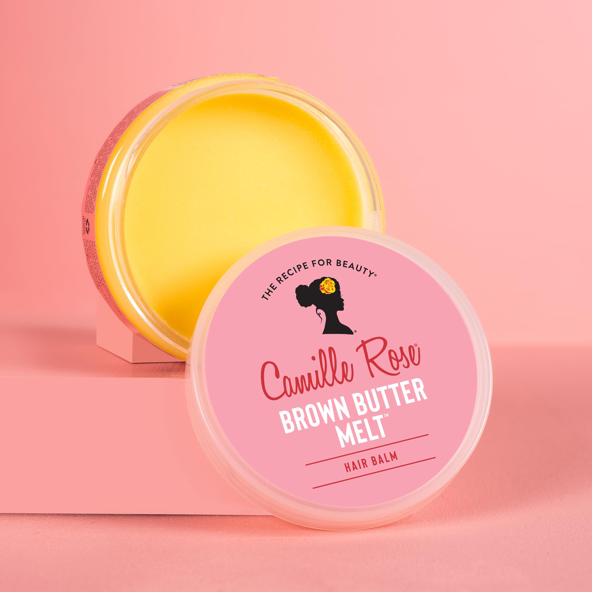 Texture crème Camille Rose Brown Butter Melt démêle en douceur et rend les cheveux brillants.