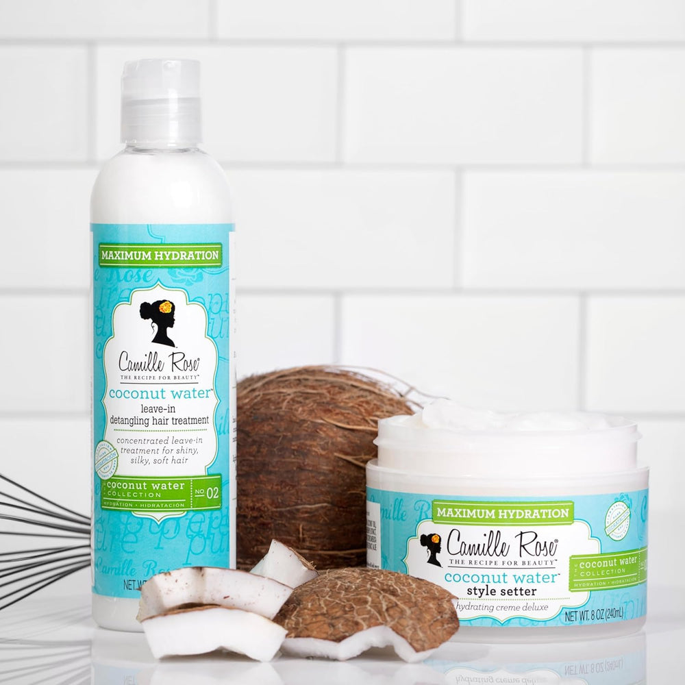 Mains appliquant le gel coiffant sur cheveux bouclés.