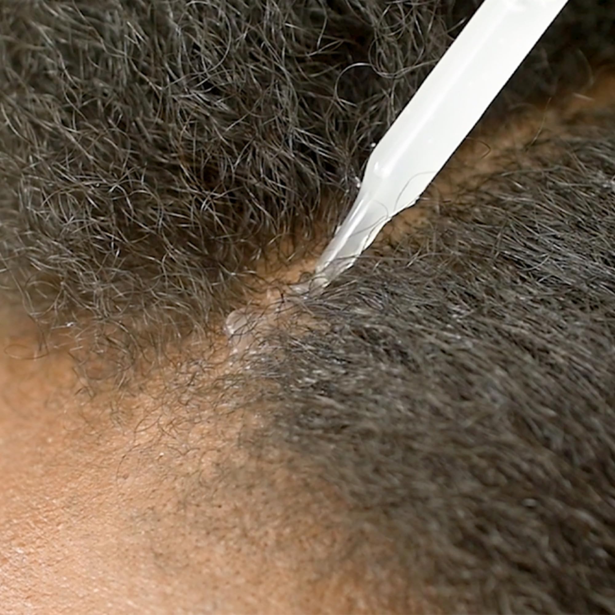 Camille Rose Rejuva Grow: huile de ricin naturelle aide à hydrater et lisser les mèches.