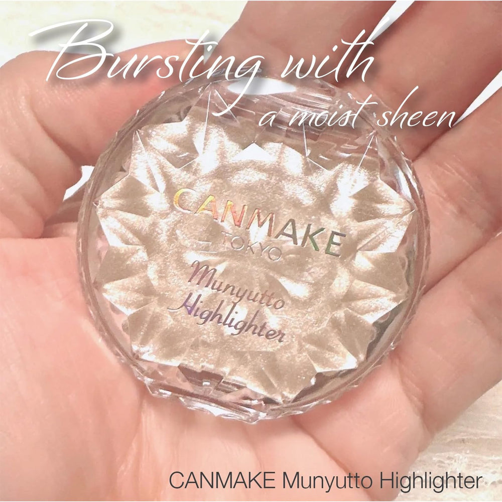 CANMAKE Munyutto Highlighter sur la mâchoire pour un contour doux.