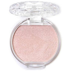 CANMAKE Munyutto Highlighter sur les pommettes pour une définition subtile.