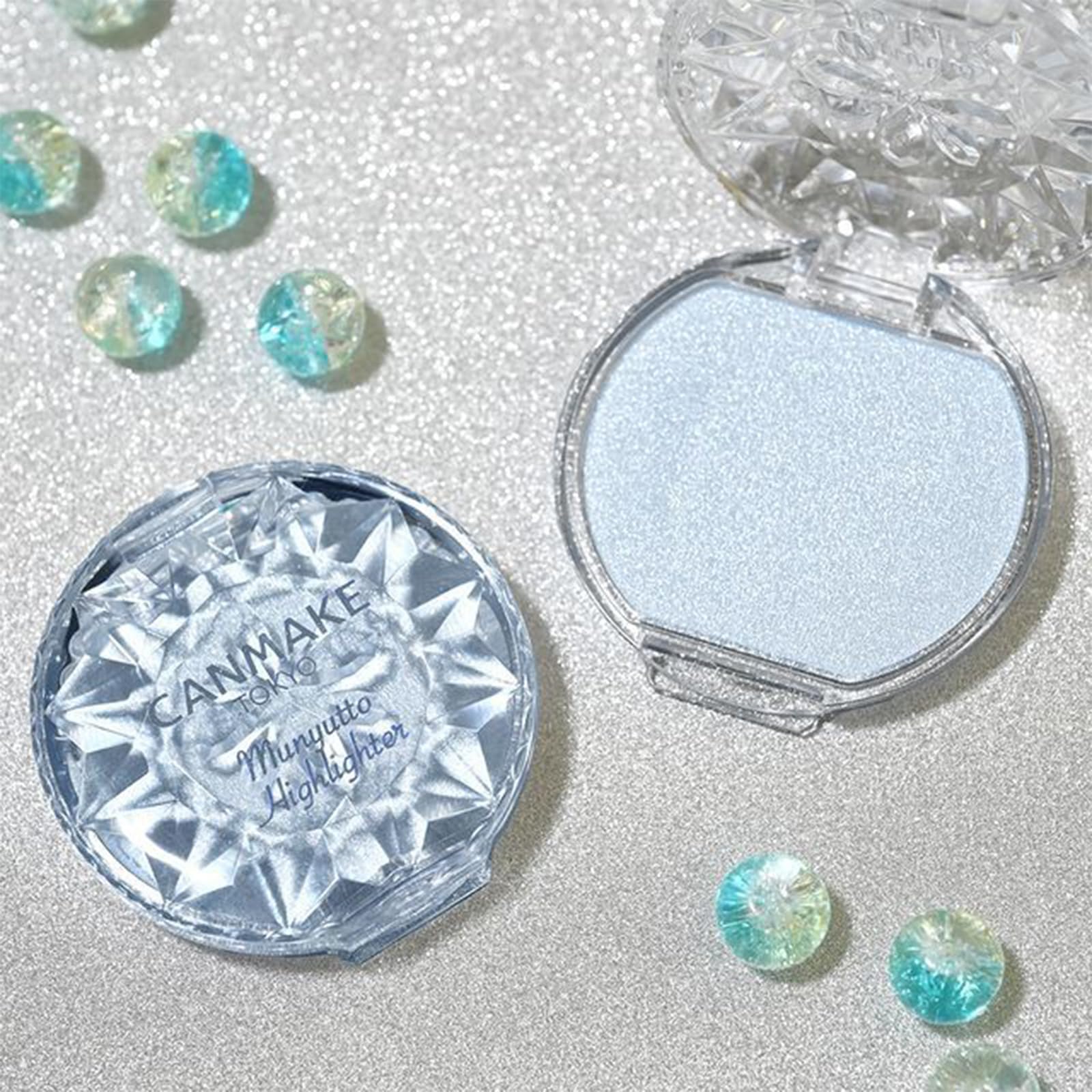 CANMAKE Munyutto Highlighter texture souple facilitant l’application légère.