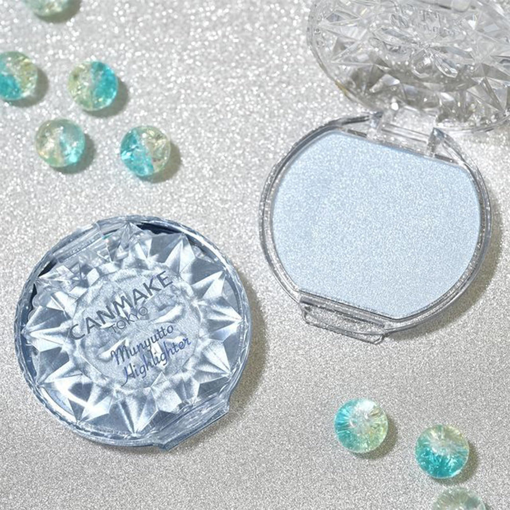 CANMAKE Munyutto Highlighter texture souple facilitant l’application légère.