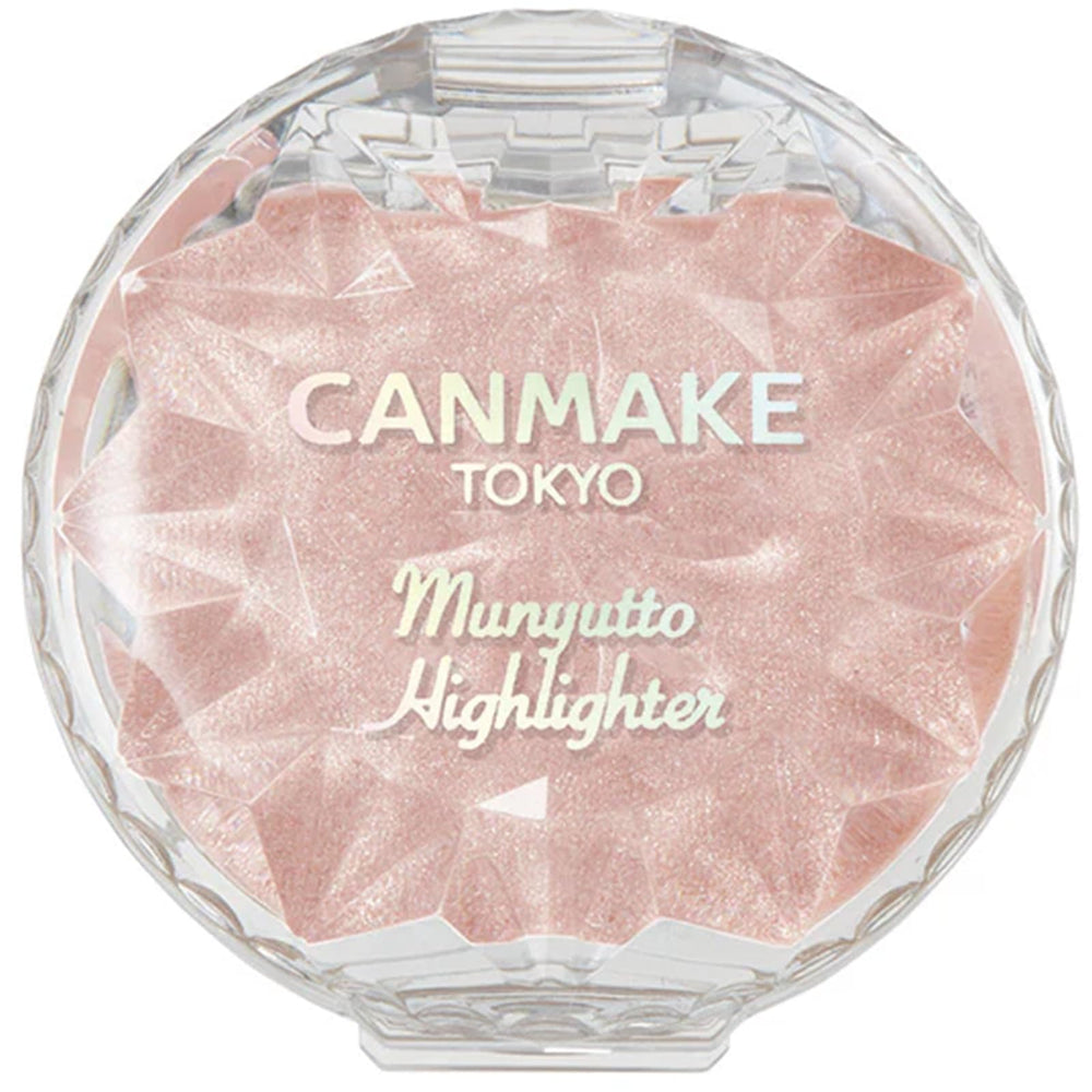 CANMAKE Munyutto Highlighter sur le visage pour un éclat rosé naturel.