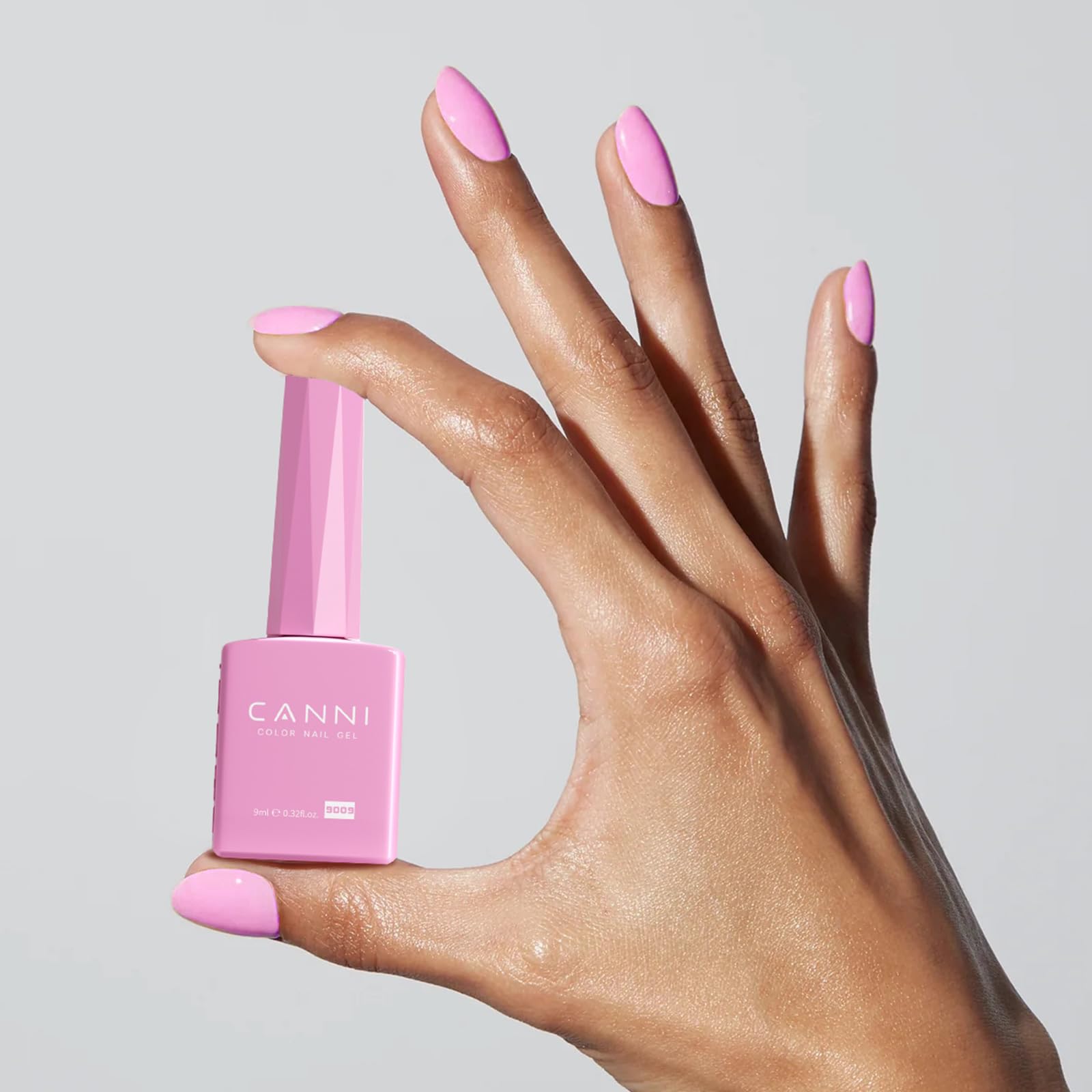 Vernis gel haute pigmentation CANNI, couverture efficace sur rose pâle.