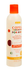 Mains appliquant le shampoing Cantu sur cheveux d’enfant, texture légère et agréable.