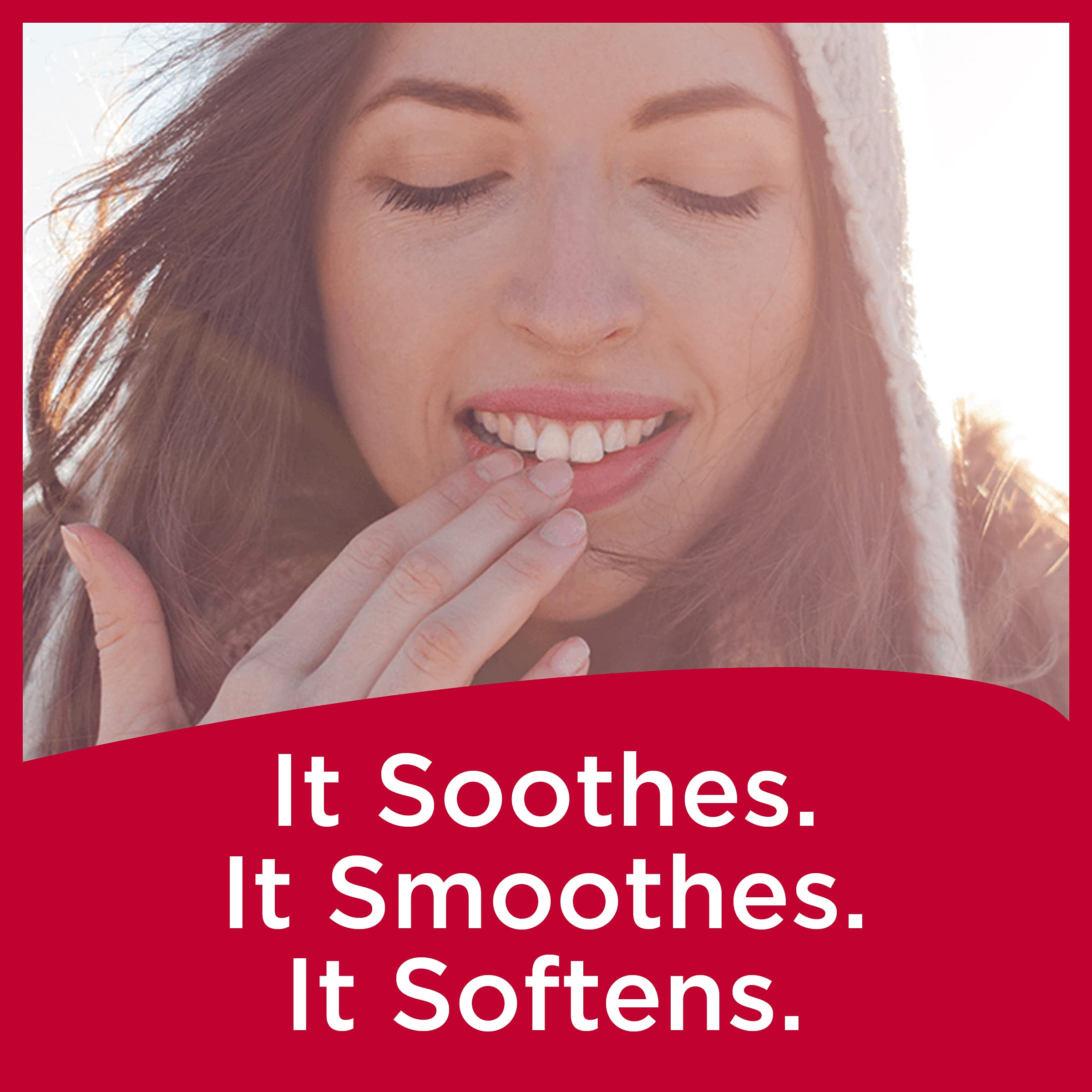 Baume Carmex fraise SPF15 en tube utilisé sous la douche ou près de l’eau.