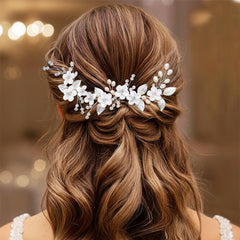 Casdre accessoire cheveux mariée fleurs perle et strass, allure raffinée.