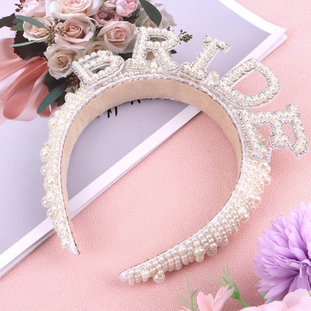 Casoty bridesmaid coiffure perles, idéal pour demoiselles d'honneur.