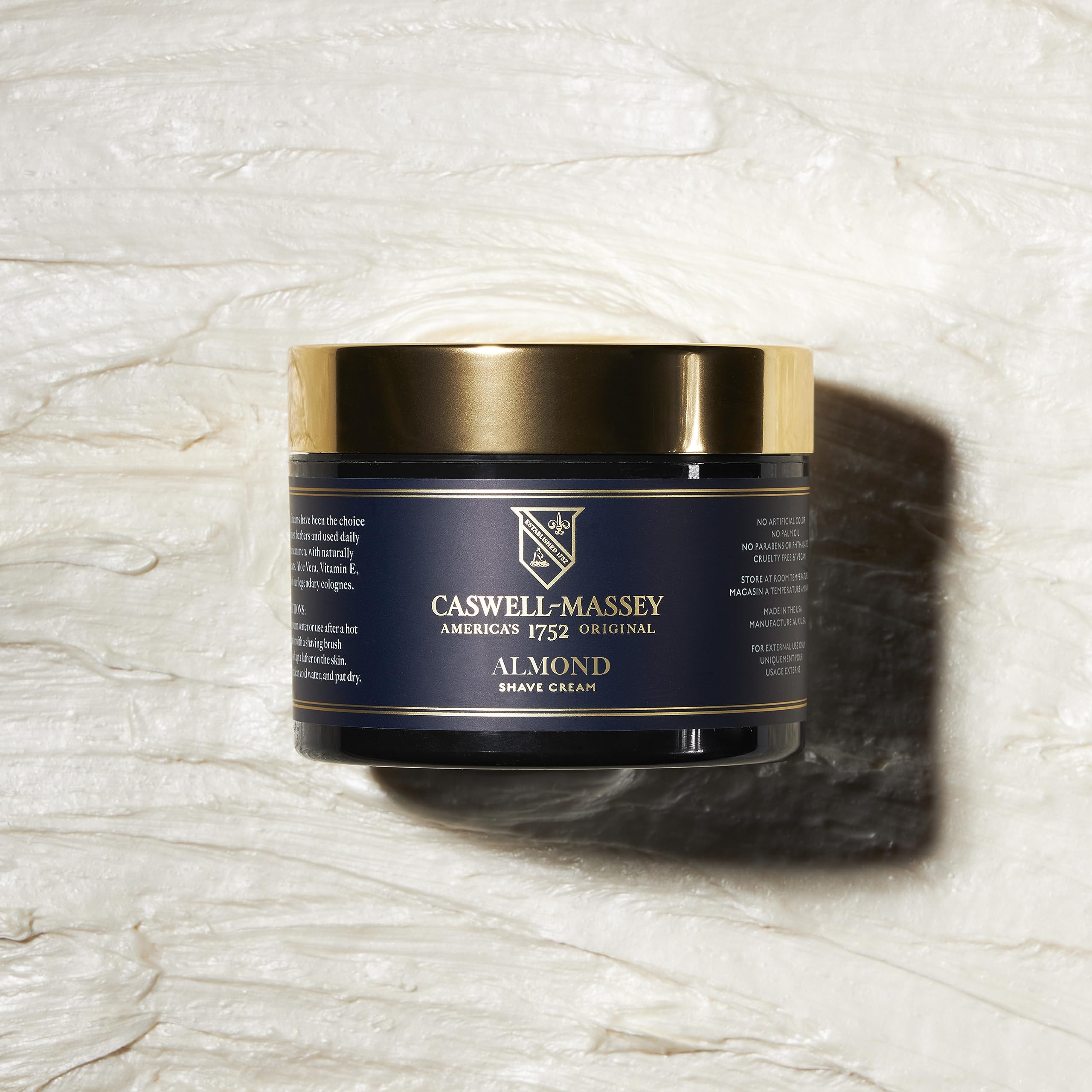 Caswell-Massey Heritage Almond Shave Cream – Étiquette premium et ingrédients nourrissants visibles.
