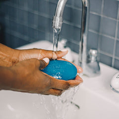 Savon Newport hydratant, riche en glycérine pour peau douce.
