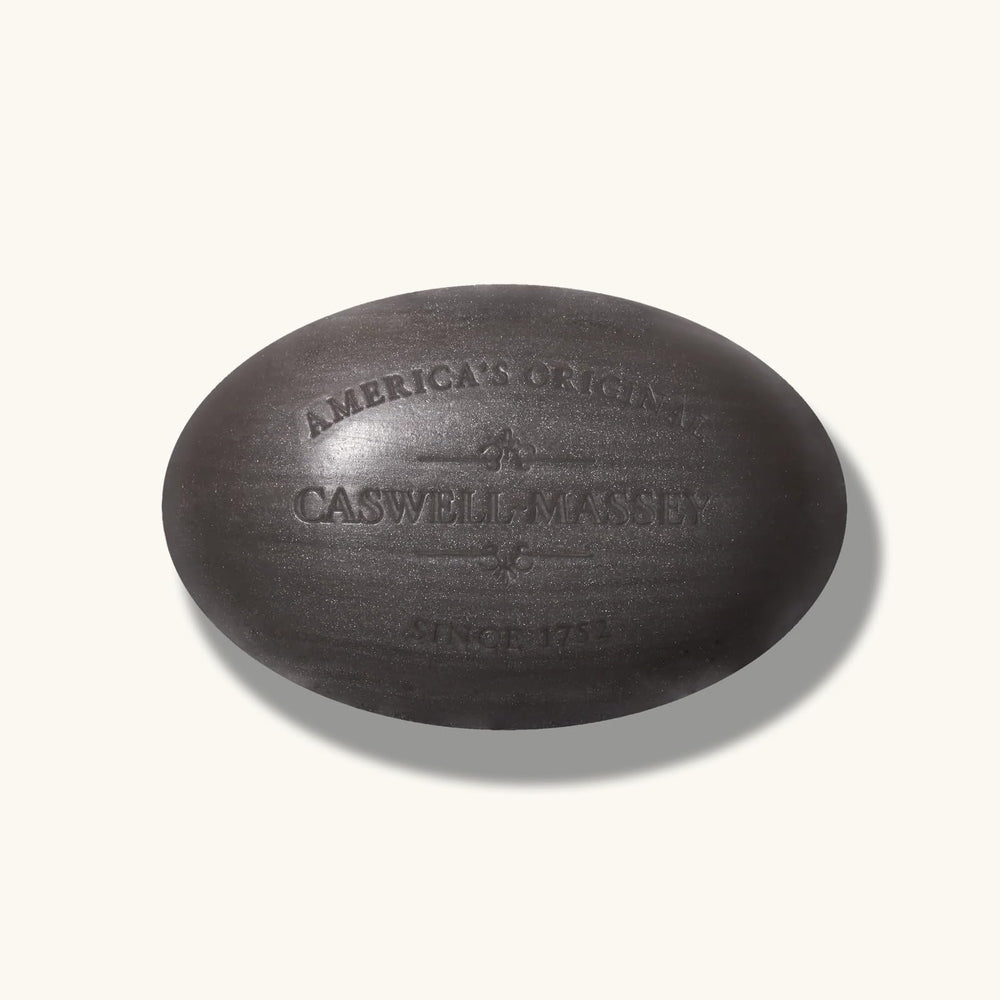 Texture raffinée du savon bois de santal Caswell-Massey, expérience sensorielle.