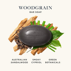 Caswell-Massey Savon Santal, texture crèmeuse pour peau douce après la douche.