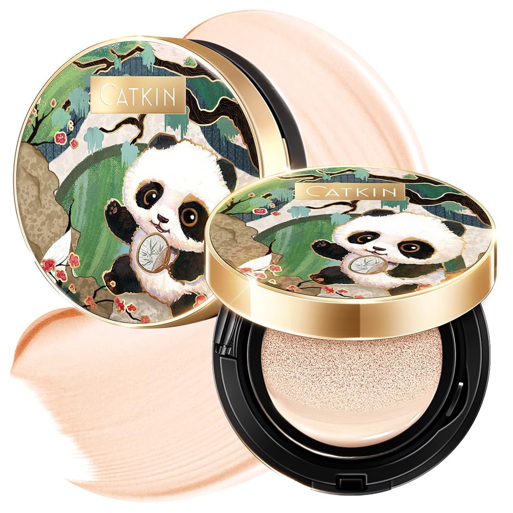 Catkin Panda Land Cushion avec panda gravé sur le dessus, cadeau raffiné et distinctif.