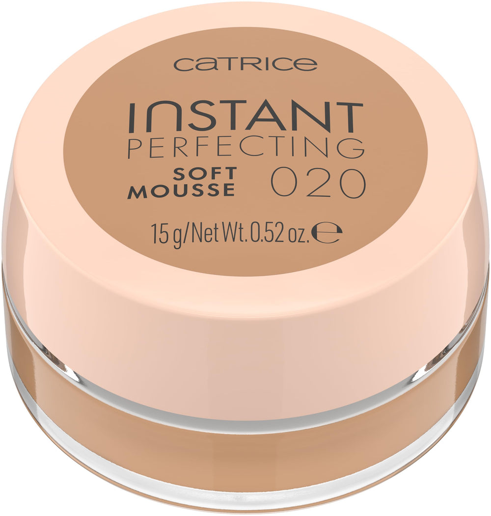Texture soyeuse de la mousse pour flouter les pores et lisser la peau.