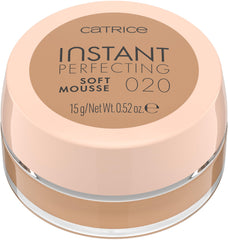 Texture soyeuse de la mousse pour flouter les pores et lisser la peau.