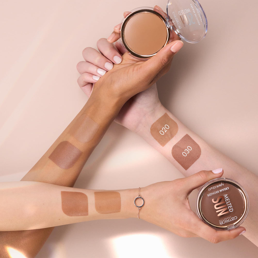Texture crème Melted Sun Bronzer, mélange velouté pour un bronzage subtil sur les joues.