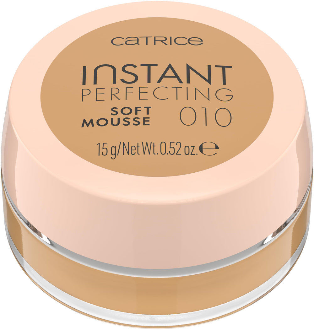 Catrice Mousse Instant Perfecting – Texture soyeuse qui lisse la peau et floute les pores.