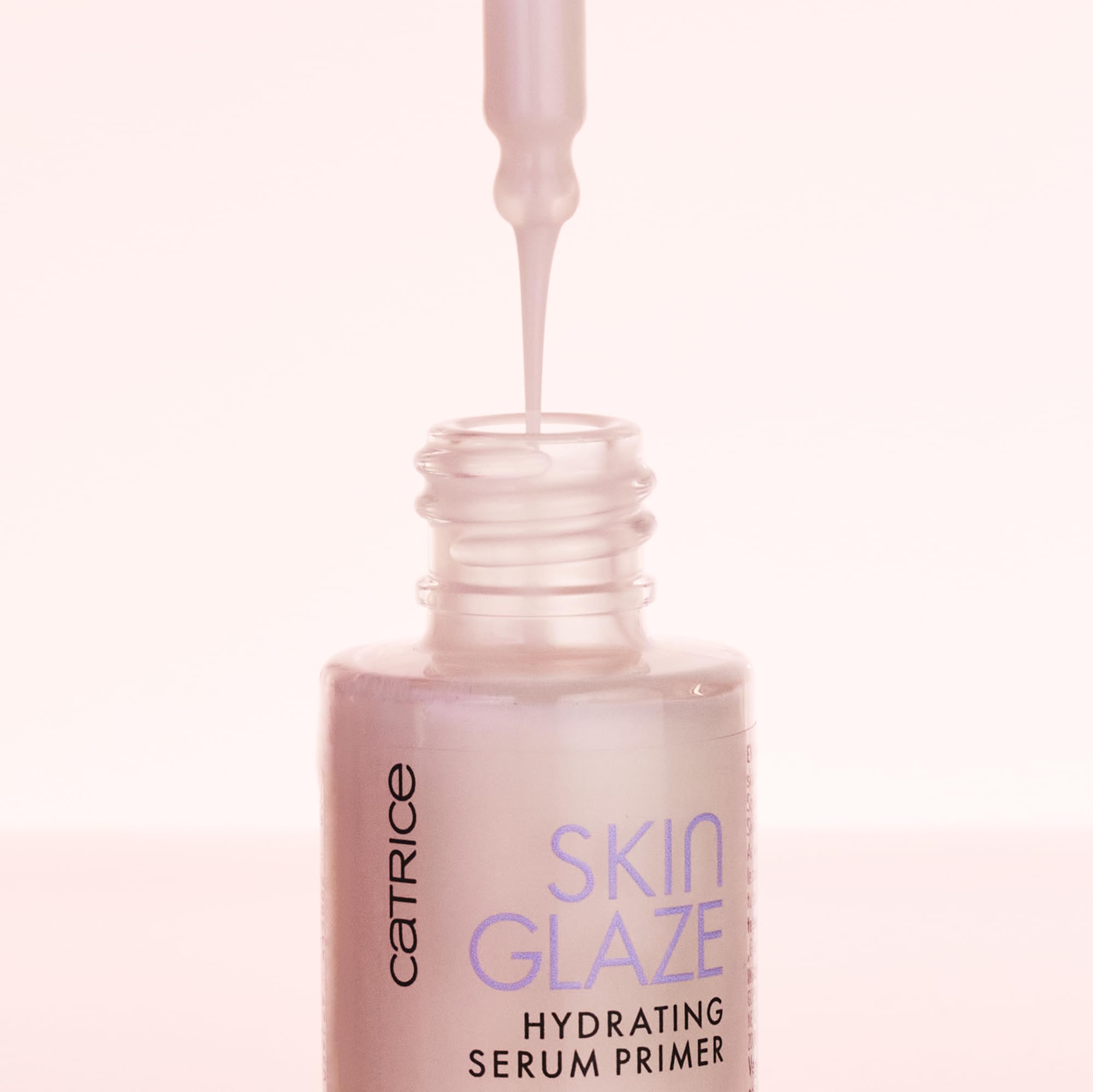 Catrice Skin Glaze, application visage avec base illuminatrice durable.