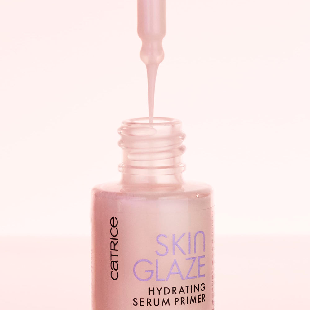Catrice Skin Glaze, application visage avec base illuminatrice durable.