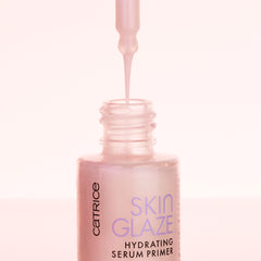 Catrice Skin Glaze, application visage avec base illuminatrice durable.