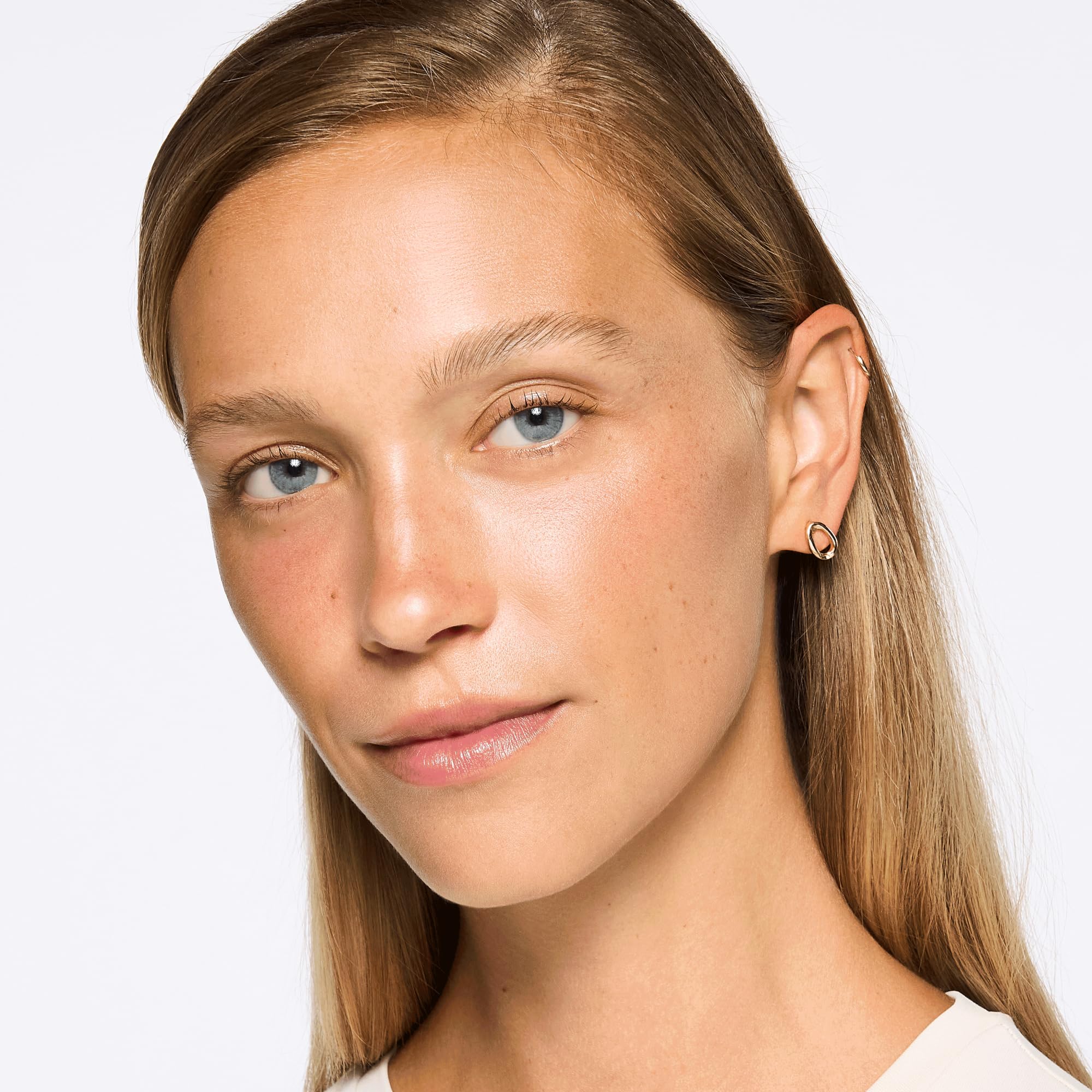 Formule vegan et sans alcool, douceur pour la peau avant le maquillage.