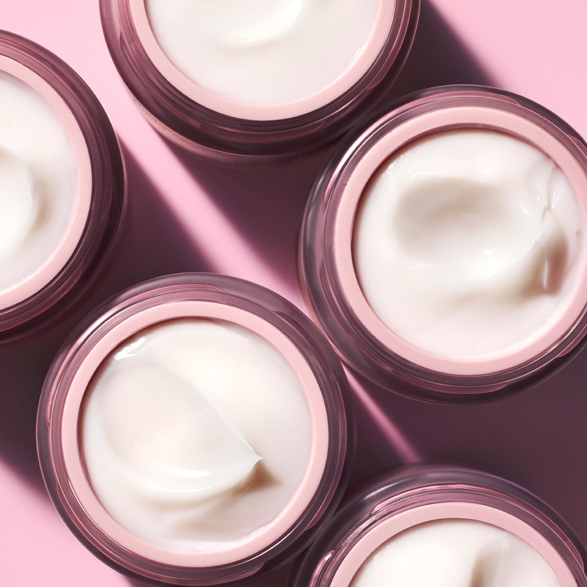 Éclat sain nocturne avec Caudalie Resveratrol-Lift crème de nuit.