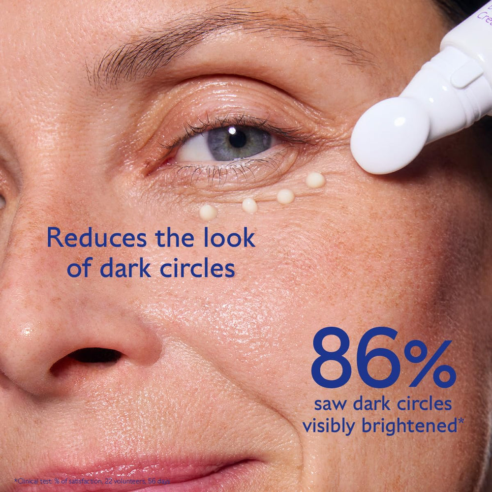 Caudalie Vinoperfect application froide montrant l'effet rafraîchissant sur le contour des yeux.