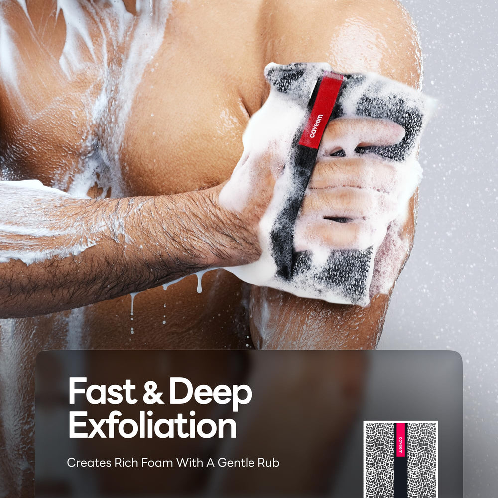 Éponges exfoliantes Caveem dans la main, gommage efficace sous la douche.