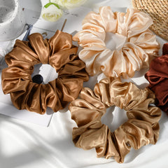 CEELGON scrunchie satin or, couleur lumineuse rehaussant une coiffure chic.