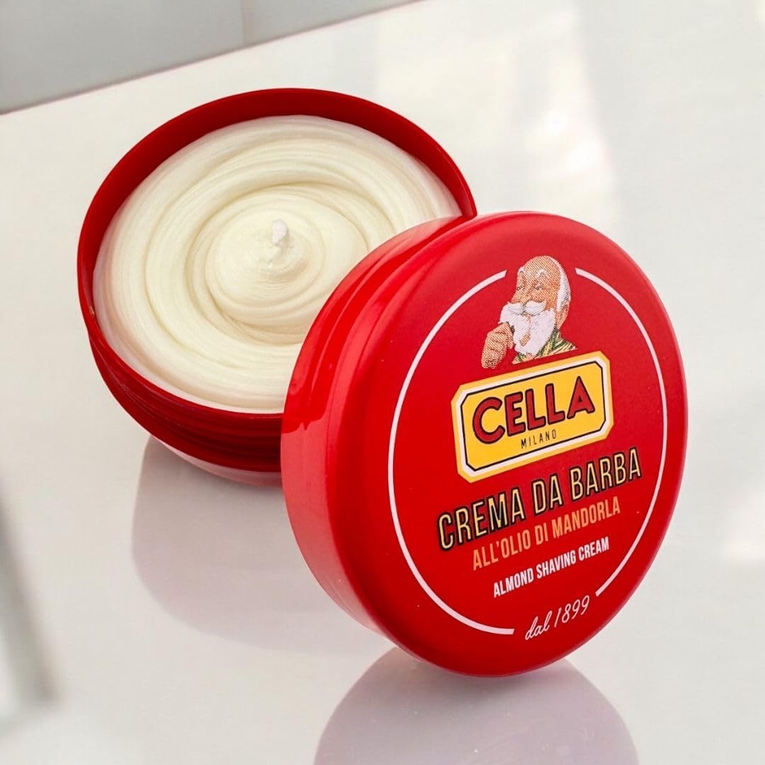 Cella Milano brosse en action créant une mousse onctueuse prête au rasage.