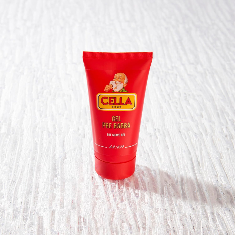 Application du Gel Pré-Rasage Cella Milano sur le visage avec massage.