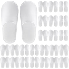 Chaussons jetables Celmuron en peluche blanc, confort immédiat pour les invités.