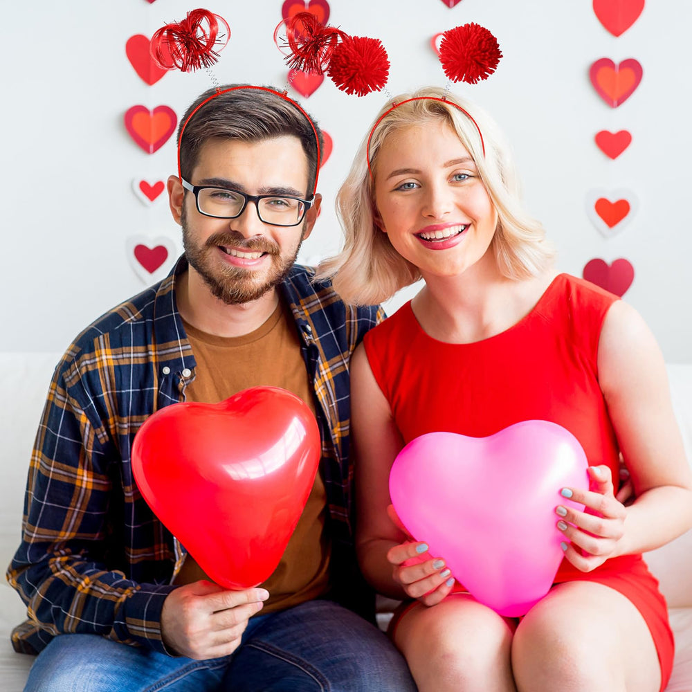 Détail serre-tête tinsel rouge Censen, allure festive et scintillante.