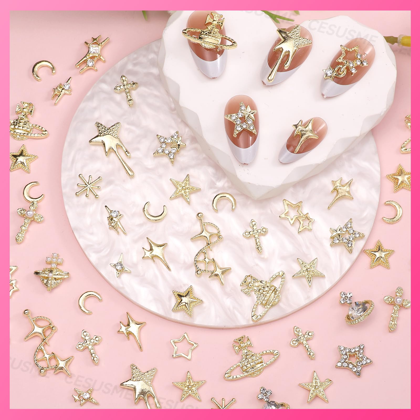 CESUSME charme doré Planète, motif cosmique tendance et distinctif.