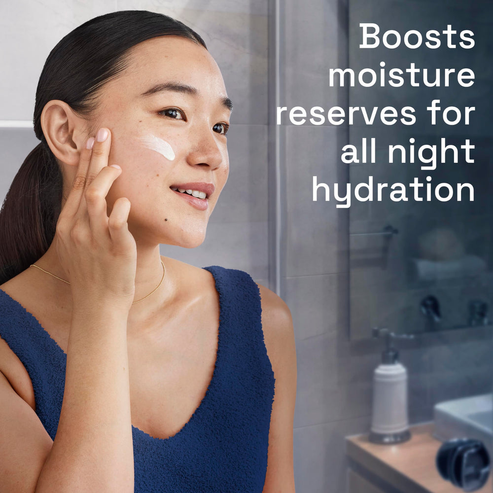 Application facile de la Crème Nuit Cetaphil sur le visage avant le coucher.