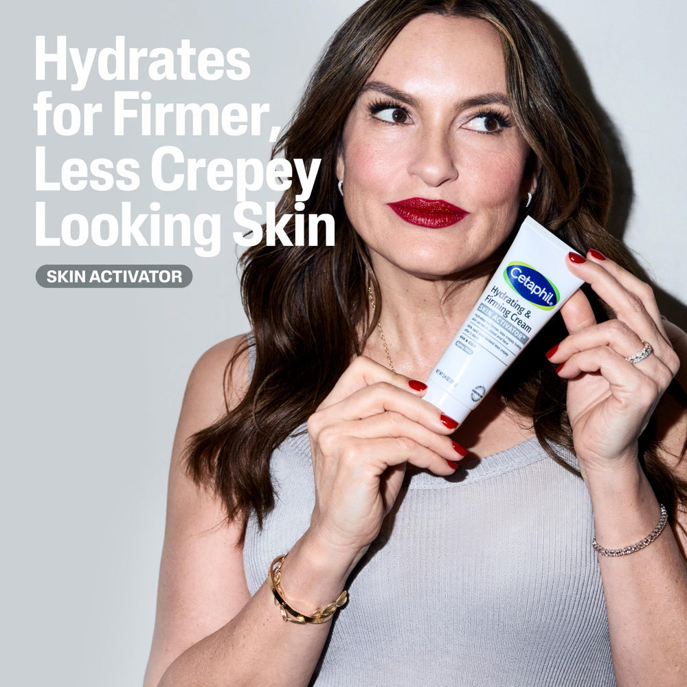 Application mains sur le visage avec Cetaphil Skin Activator.
