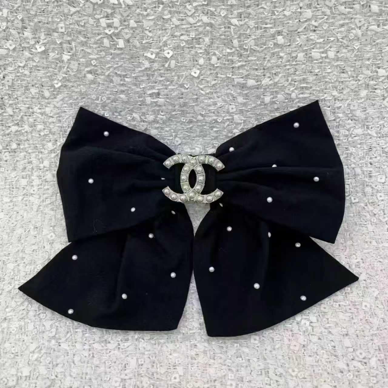 Détails perles et cristal sur l'accessoire ceyfey, allure sophistiquée possible
